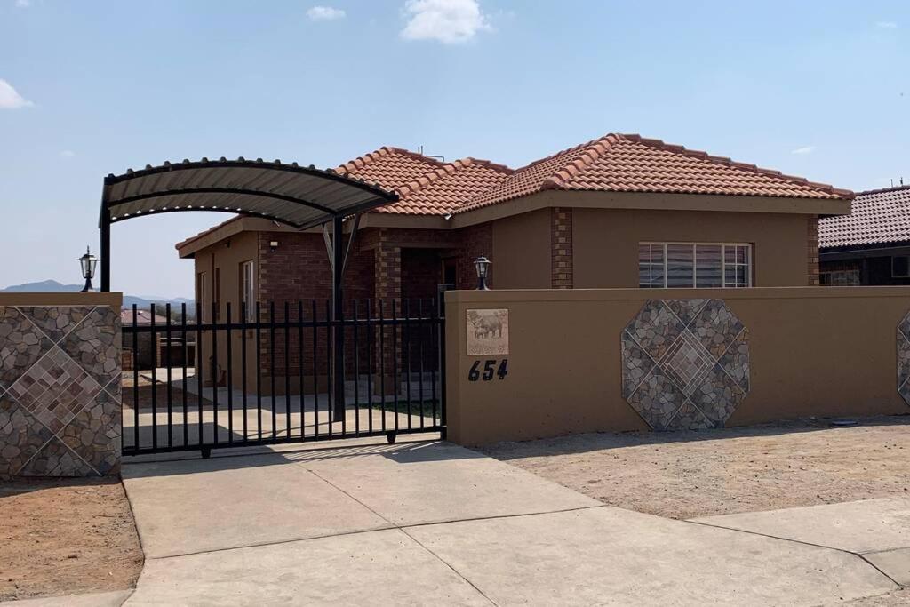 Rhino House With 3 Bedrooms Next To Pilanesberg And Sun City Mogwase Dış mekan fotoğraf